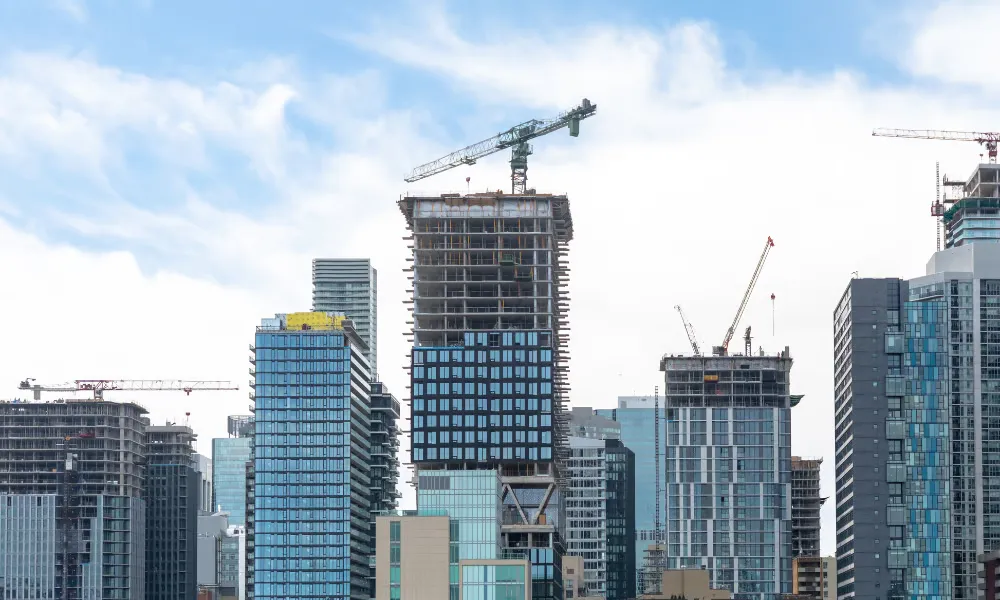 多伦多楼花市场“爆雷”持续:比1990年大崩溃更难解?深度揭秘背后的结构性死结!