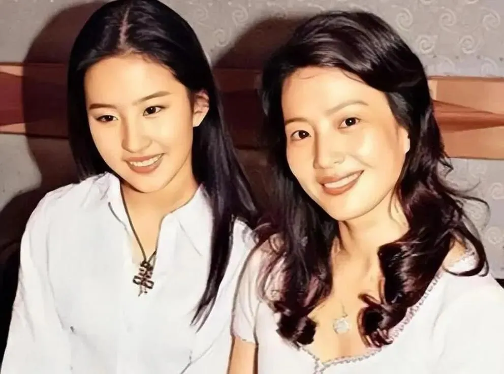 刘亦菲一边享受国内市场红利,一边不愿放弃美国国籍,所谓文化认同终究抵不过现实利益