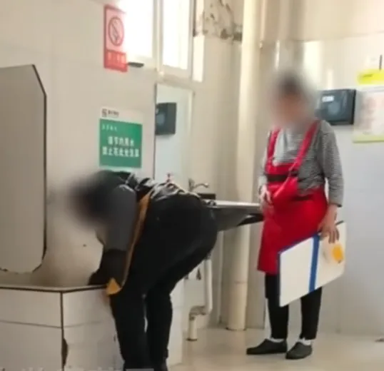 四川雅安一农贸市场有商户把肉拿到公厕冲洗,市场管理方称已停业整顿,肉已下架处理,市监局介入