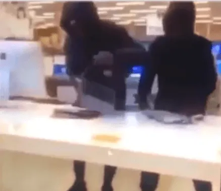 真正的“技术”?3蒙面男冲入店内抢苹果电脑,全程不到60秒!一扯一拽就跑