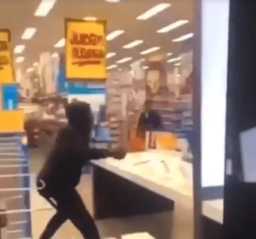 真正的“技术”?3蒙面男冲入店内抢苹果电脑,全程不到60秒!一扯一拽就跑