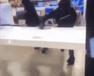 真正的“技术”?3蒙面男冲入店内抢苹果电脑,全程不到60秒!一扯一拽就跑