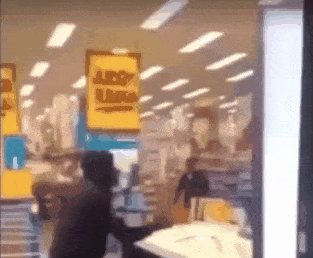 真正的“技术”?3蒙面男冲入店内抢苹果电脑,全程不到60秒!一扯一拽就跑