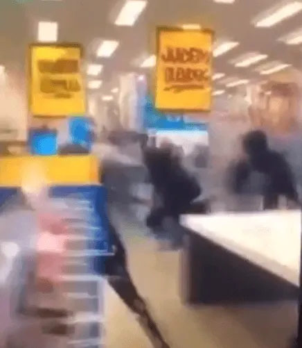 真正的“技术”?3蒙面男冲入店内抢苹果电脑,全程不到60秒!一扯一拽就跑