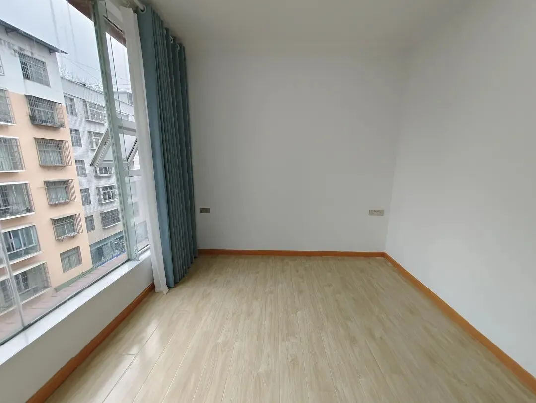 出售】双水市场监督管理局对面步梯这4楼,120.36㎡三室两厅两卫复式楼,精装修关门卖,证件齐全可按揭,随时看房