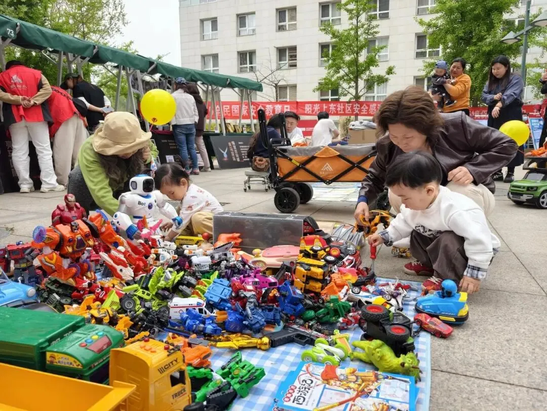 跳蚤市场遇垃圾分类,阳光上东社区解锁绿色新风尚!