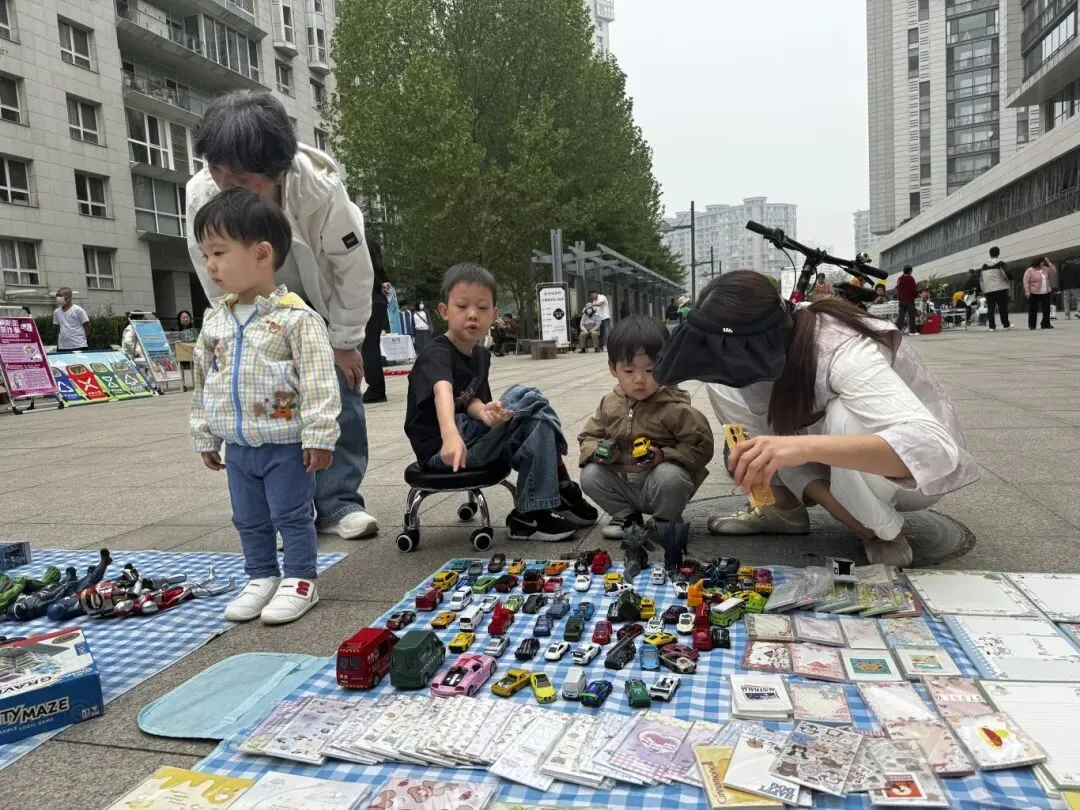 跳蚤市场遇垃圾分类,阳光上东社区解锁绿色新风尚!