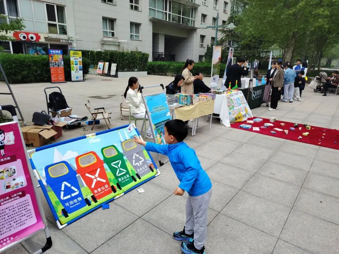 跳蚤市场遇垃圾分类,阳光上东社区解锁绿色新风尚!