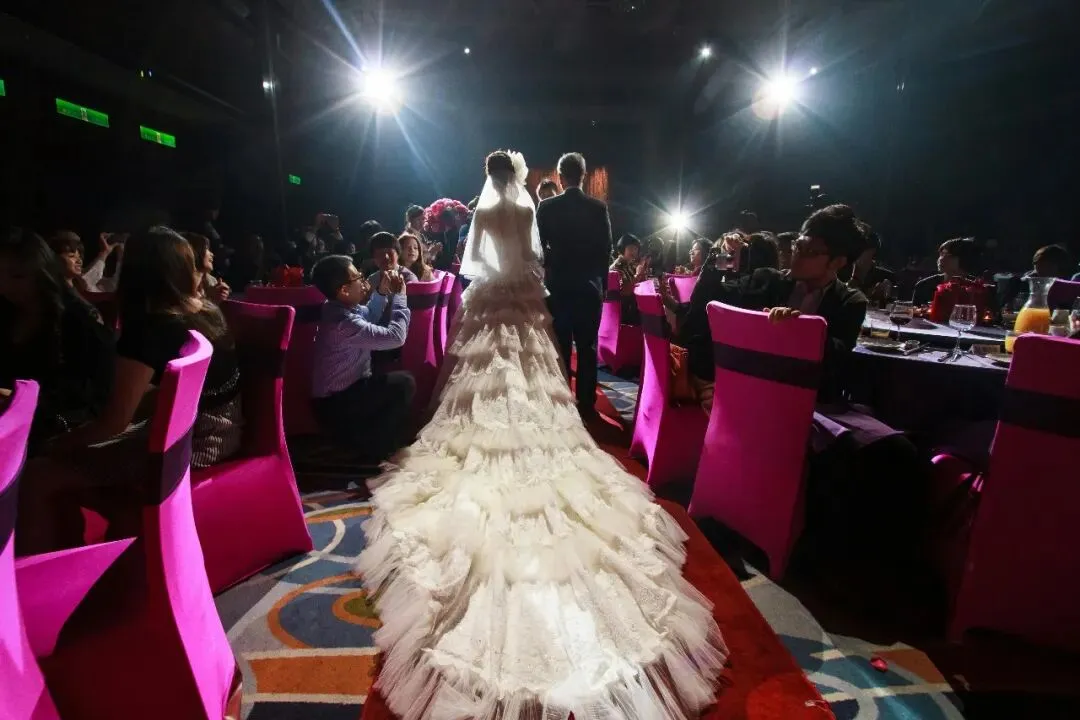 相亲市场观察:别被闺蜜的彩礼骗了!30倍杠杆做空不了你的人生