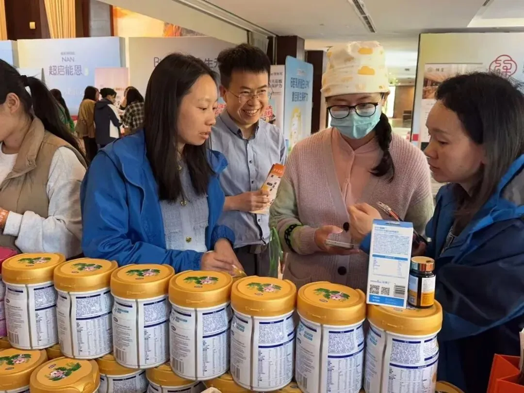 完达山奶粉营销事业部川渝省区携手玥紫宫元月子中心与250组家庭共赴营养健康之约