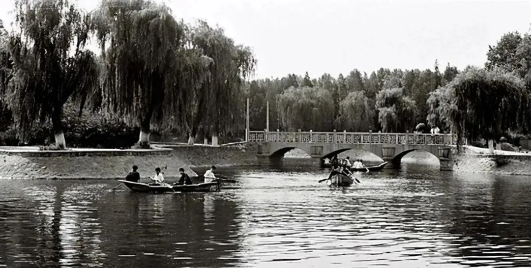 80年代郑州老照片:劳务市场,公园小吃街,福寿街,自行车大堵车……