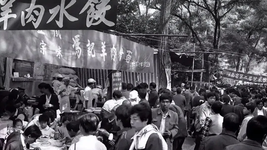80年代郑州老照片:劳务市场,公园小吃街,福寿街,自行车大堵车……