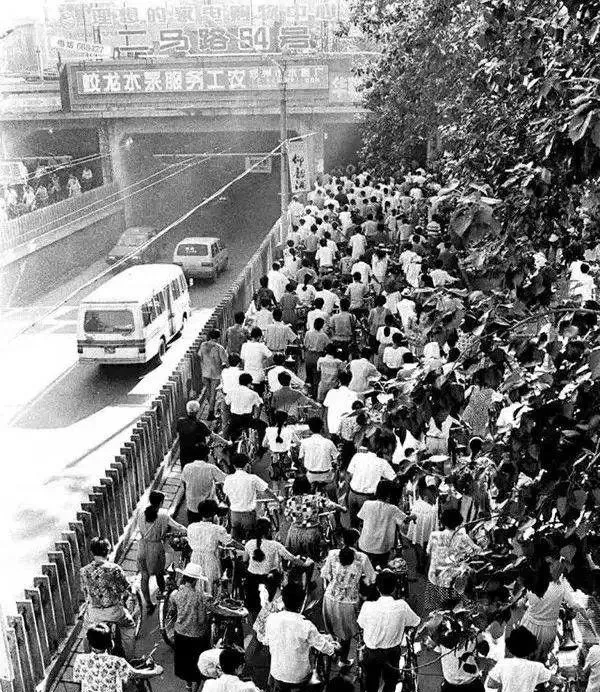 80年代郑州老照片:劳务市场,公园小吃街,福寿街,自行车大堵车……