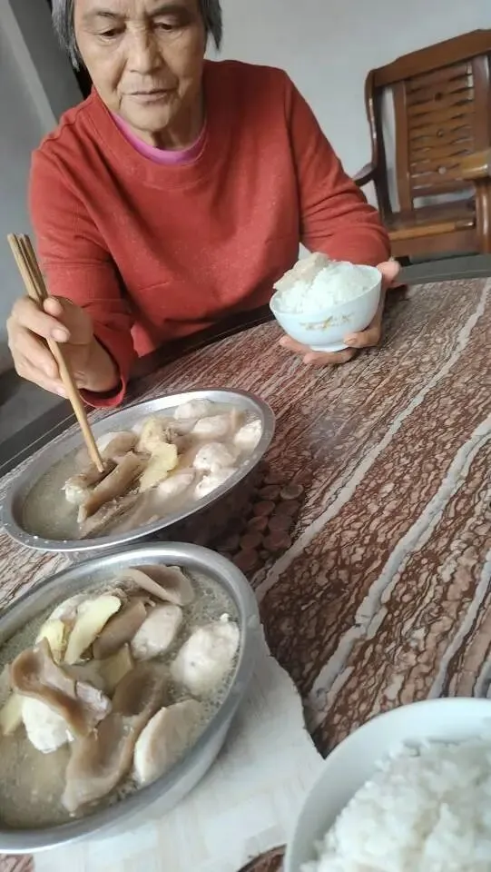 市场居然有现成的鸡煲汤料(莫芪汤包)