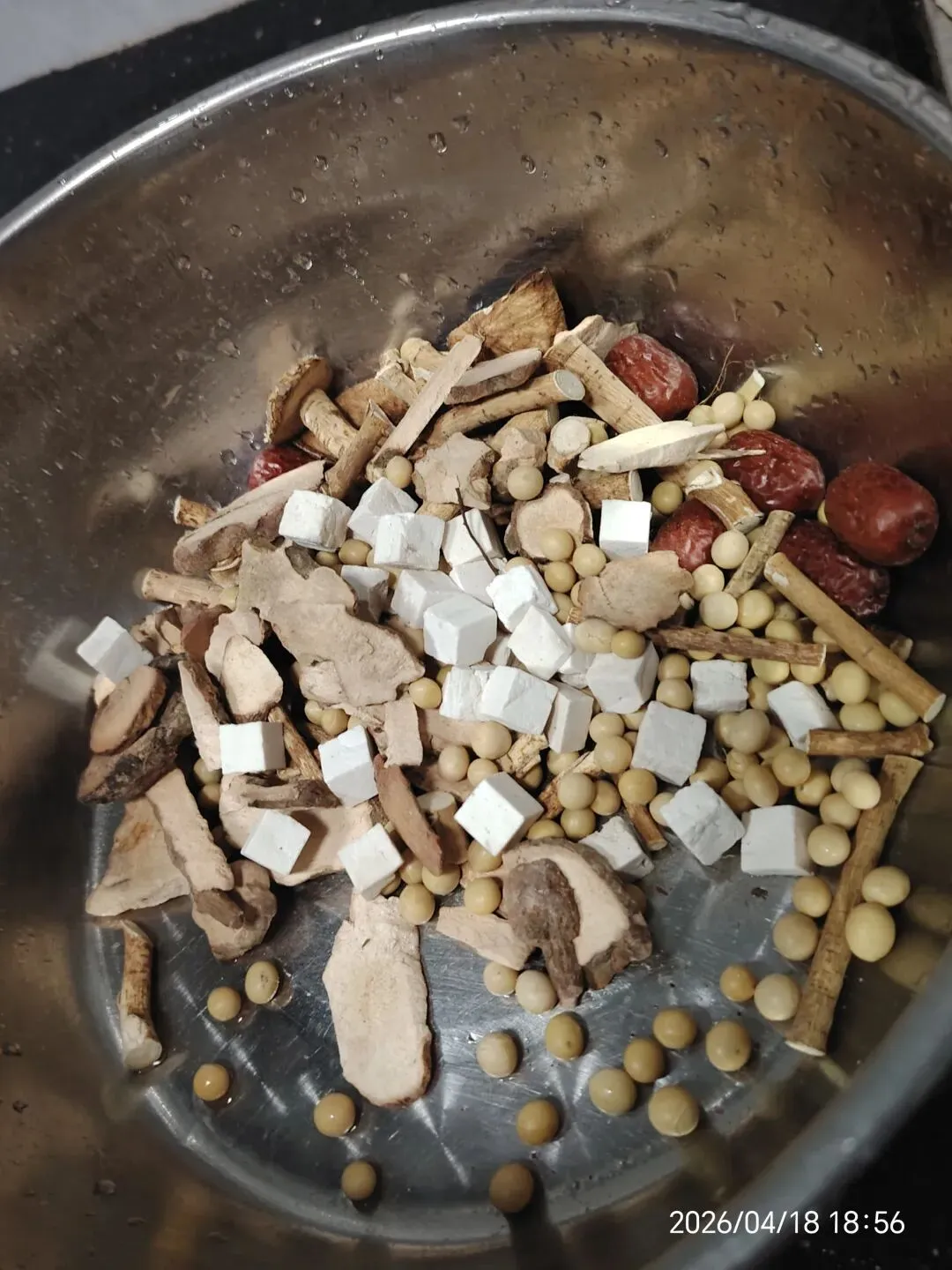 市场居然有现成的鸡煲汤料(莫芪汤包)