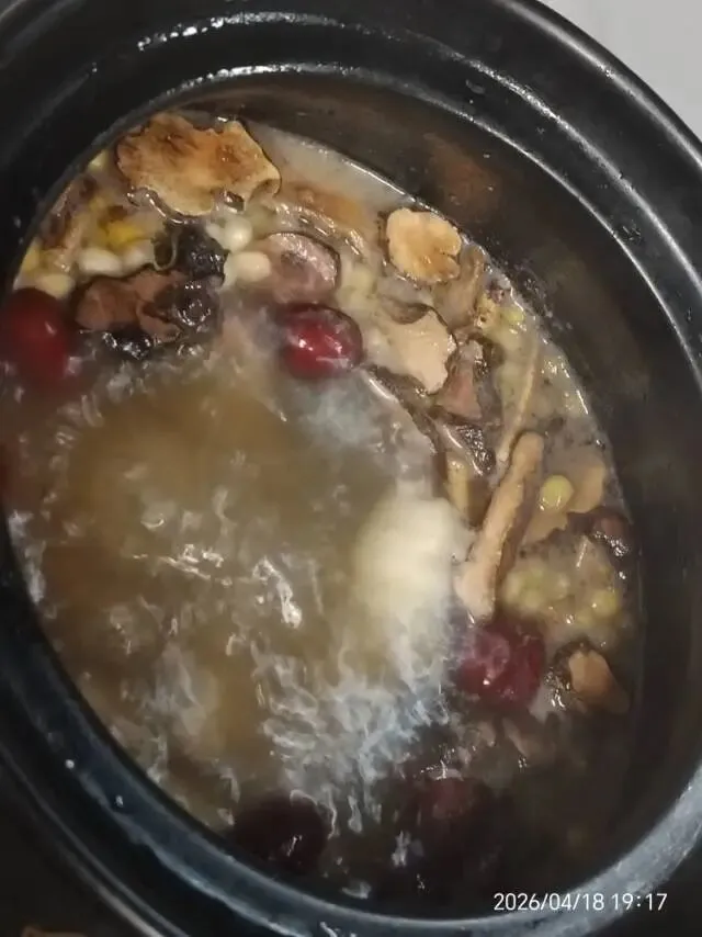 市场居然有现成的鸡煲汤料(莫芪汤包)