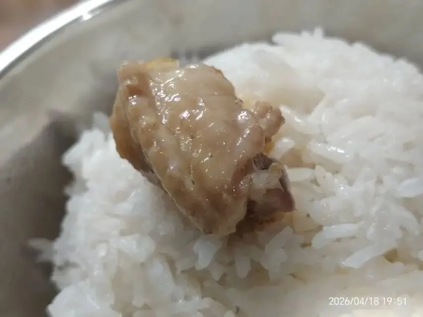 市场居然有现成的鸡煲汤料(莫芪汤包)