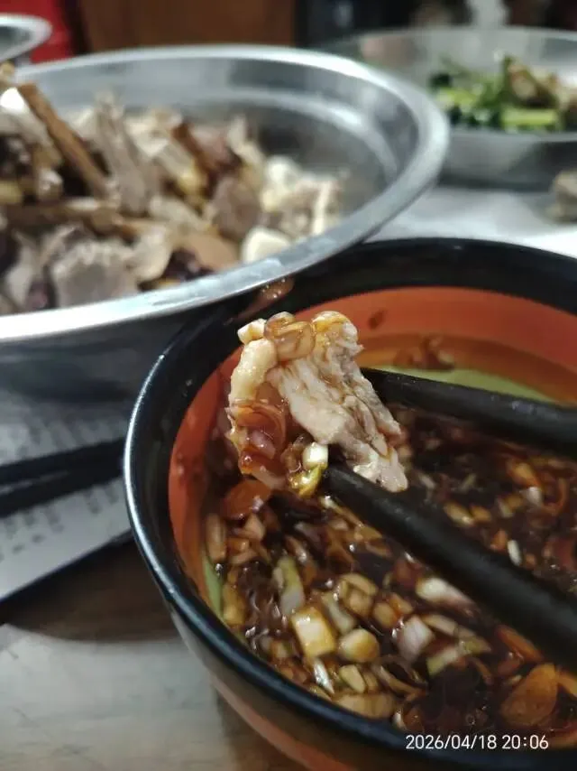 市场居然有现成的鸡煲汤料(莫芪汤包)