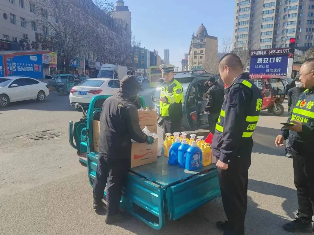 肇东 | 集中整治马路市场乱象!