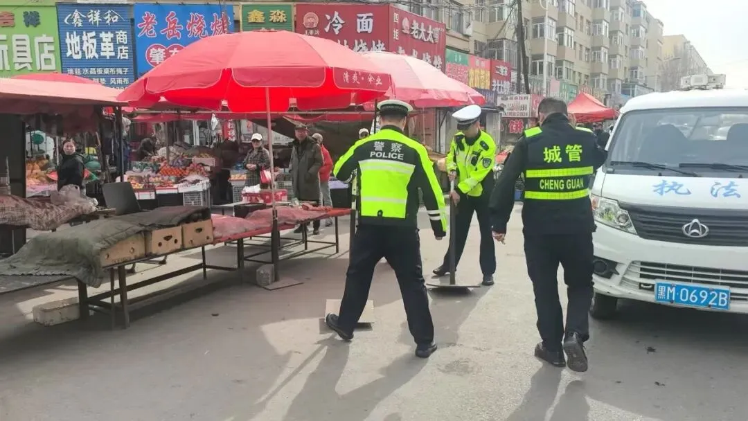 肇东 | 集中整治马路市场乱象!