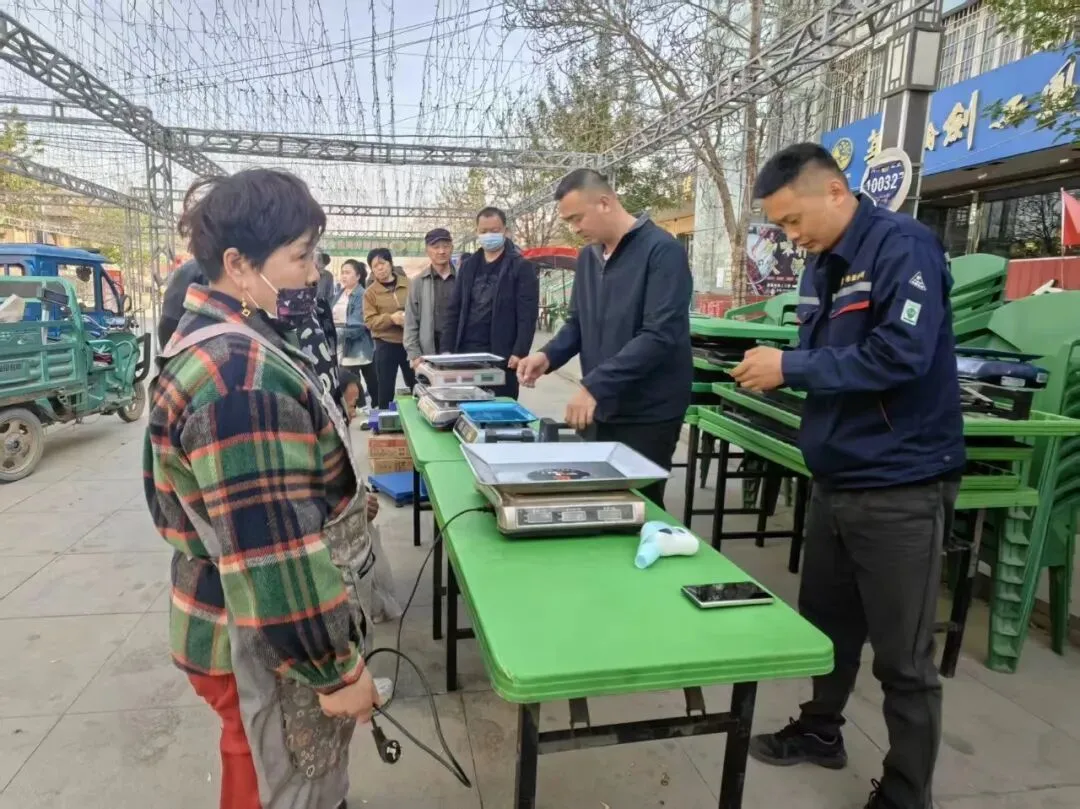 六师市场监管局综合检测检验所赴新湖农场上门检定计量器具