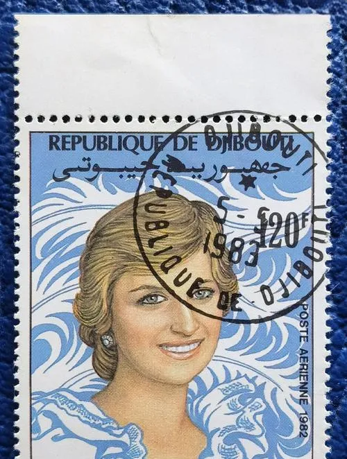 郁闷!我收集了上千枚老邮票,现在没了市场只能糊窗户用了