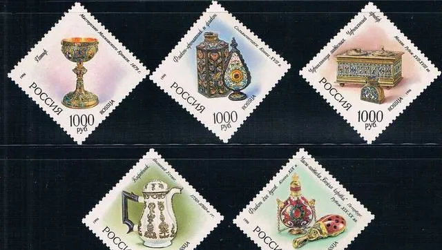 郁闷!我收集了上千枚老邮票,现在没了市场只能糊窗户用了