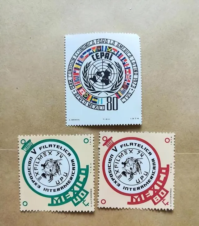 郁闷!我收集了上千枚老邮票,现在没了市场只能糊窗户用了