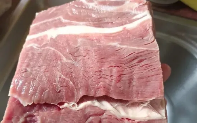 “人造假牛肉”市场泛滥!做法极其恶心,教你一招分辨,以后买牛肉认准这4点就可以!