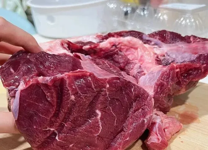 “人造假牛肉”市场泛滥!做法极其恶心,教你一招分辨,以后买牛肉认准这4点就可以!