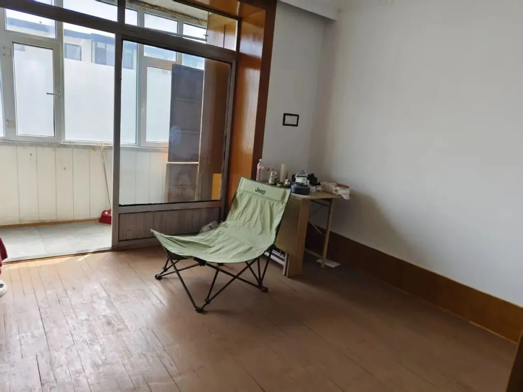 旧货市场南侧4楼98平售价30万三室一厅南北通透证件齐全交通便利