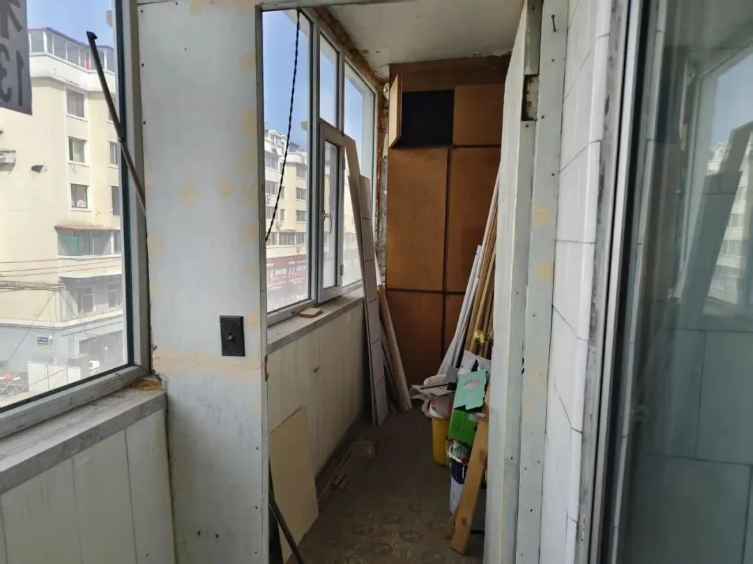 旧货市场南侧4楼98平售价30万三室一厅南北通透证件齐全交通便利