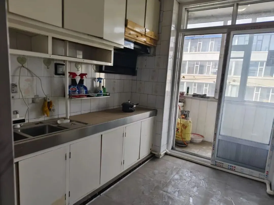 旧货市场南侧4楼98平售价30万三室一厅南北通透证件齐全交通便利