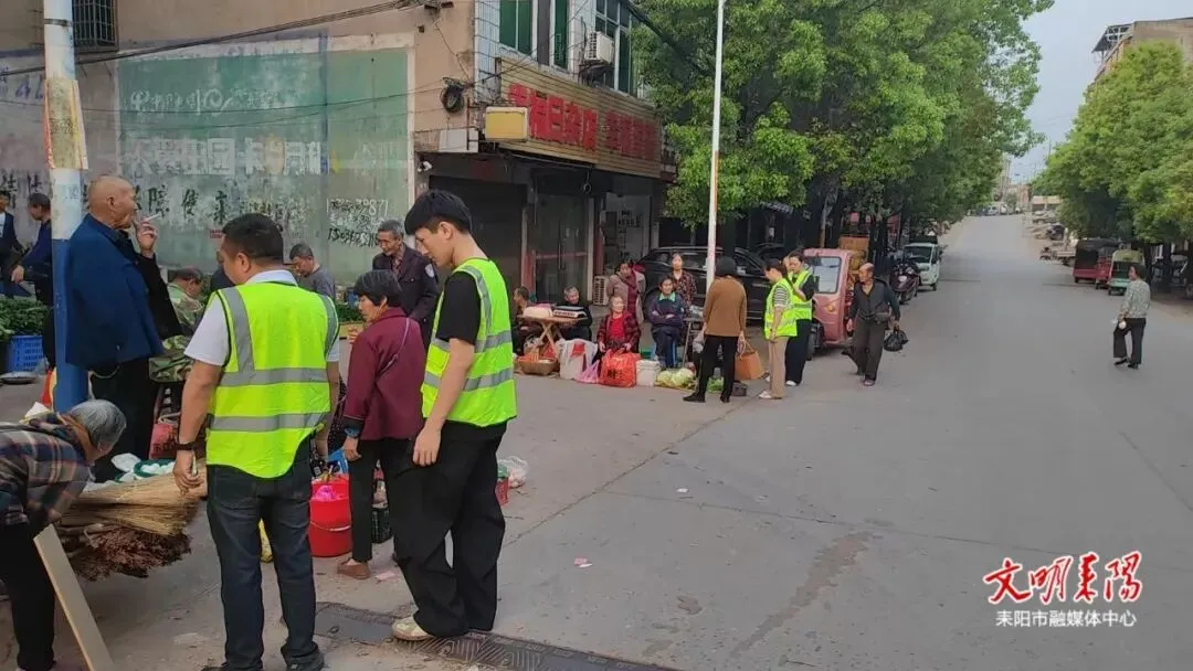 耒阳永济镇:整治马路市场!