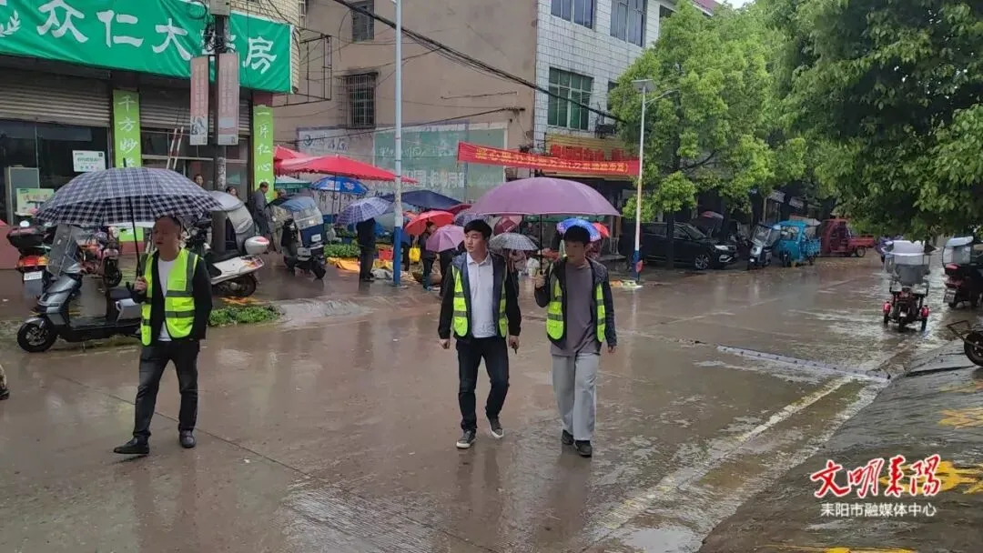 耒阳永济镇:整治马路市场!