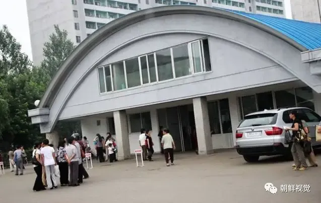 朝鲜集市上商品种类多,美元在市场上受欢迎