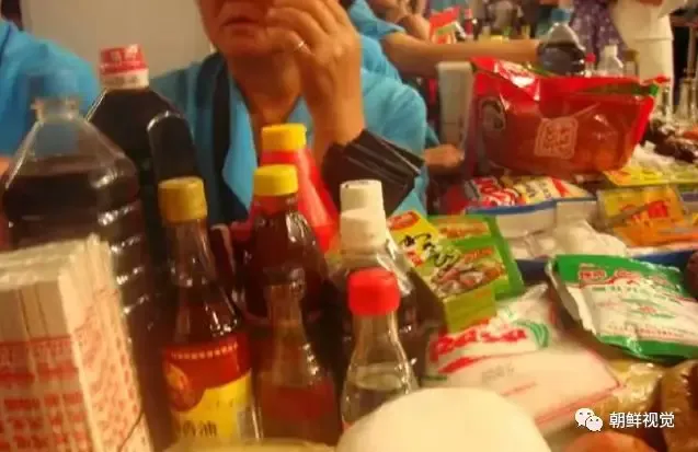 朝鲜集市上商品种类多,美元在市场上受欢迎