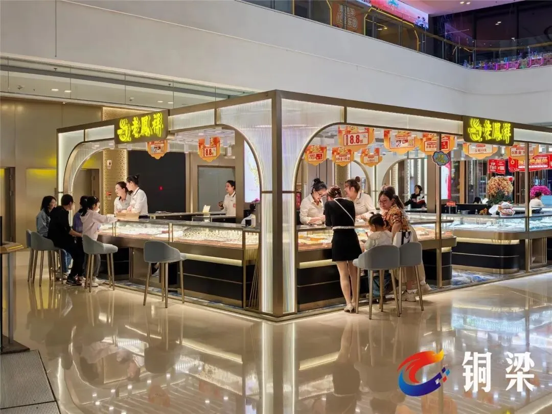 龙城天街商圈人气爆棚 消费市场尽显活力