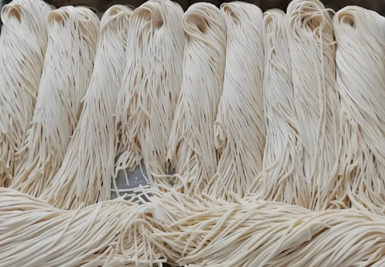 市场上卖的鲜面条,为什么都不会粘在一起?是添加了什么东西吗?