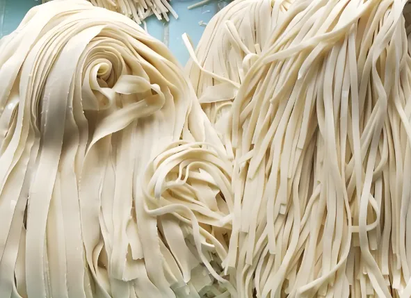 市场上卖的鲜面条,为什么都不会粘在一起?是添加了什么东西吗?