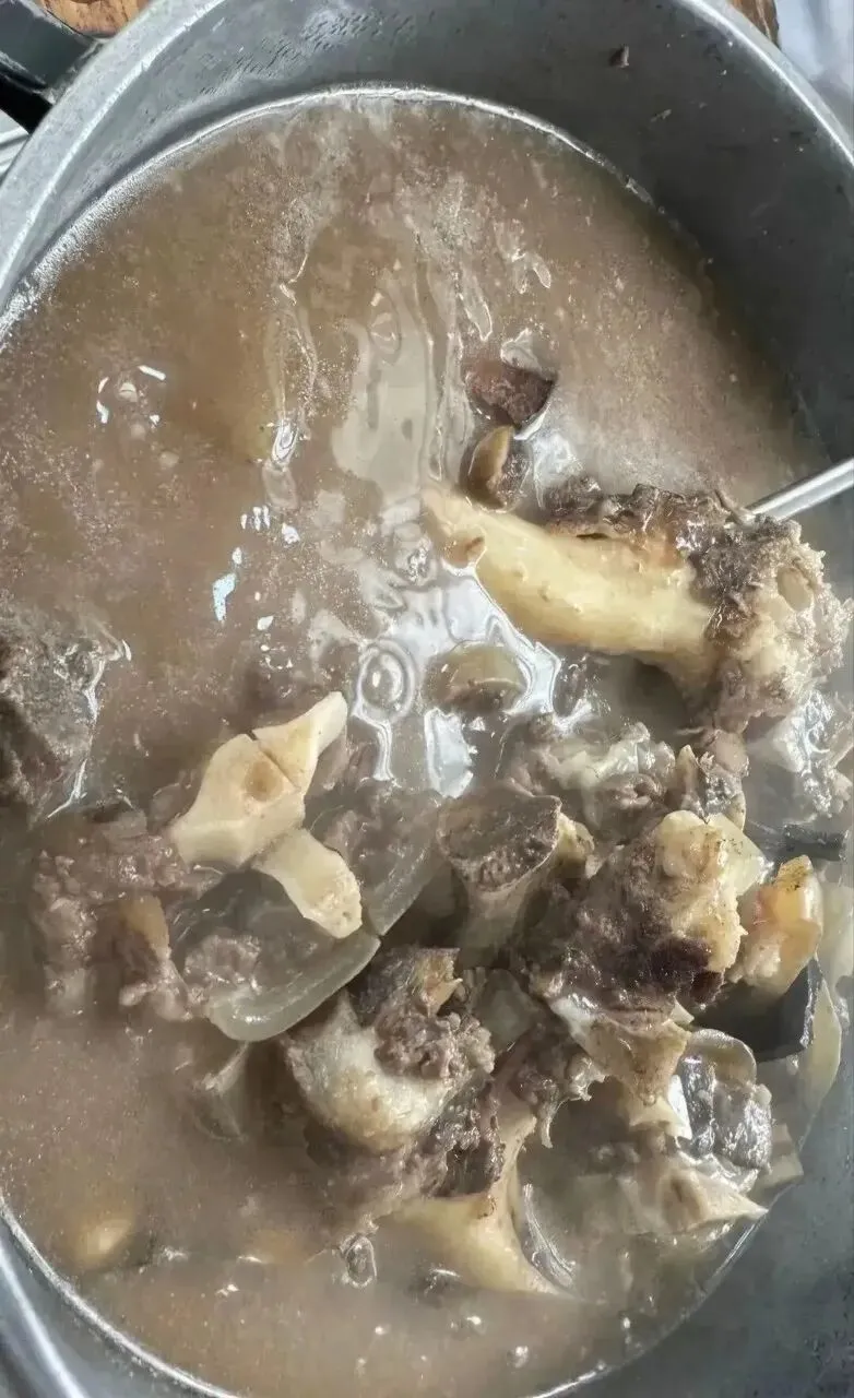 在佛山,开在耕牛市场旁,食材新鲜!手抓牛蹄、牛骨头必点