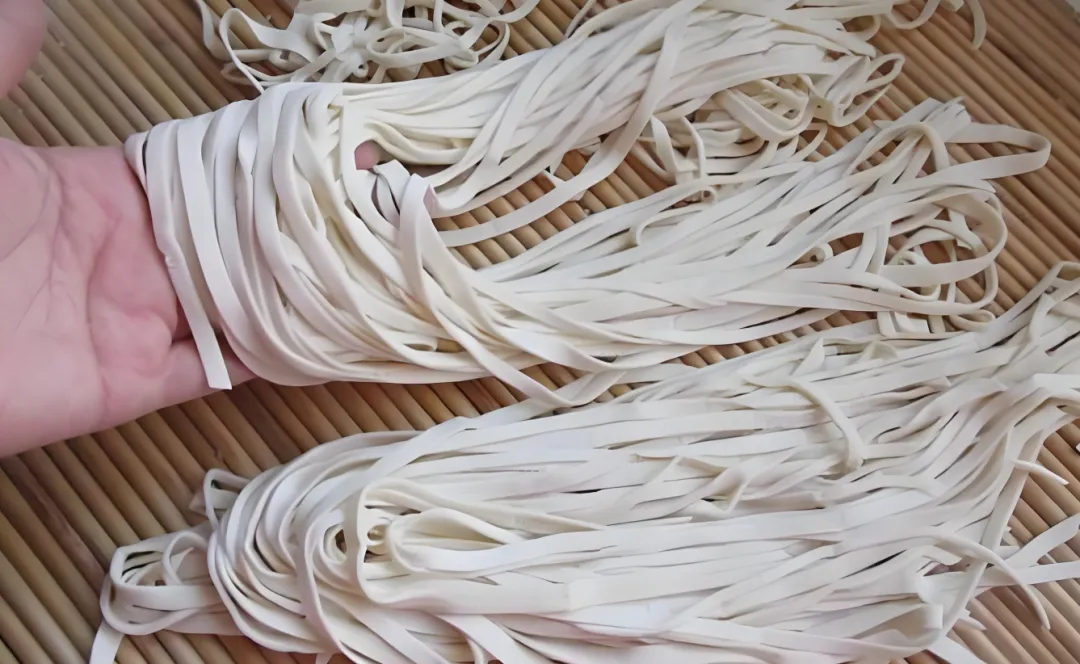 市场上卖的鲜面条,为什么都不会粘在一起?是添加了什么东西吗?