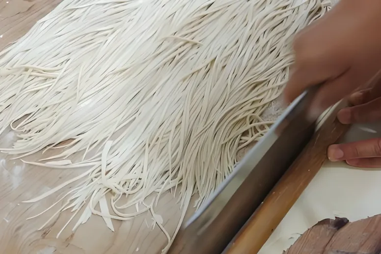 市场上卖的鲜面条,为什么都不会粘在一起?是添加了什么东西吗?