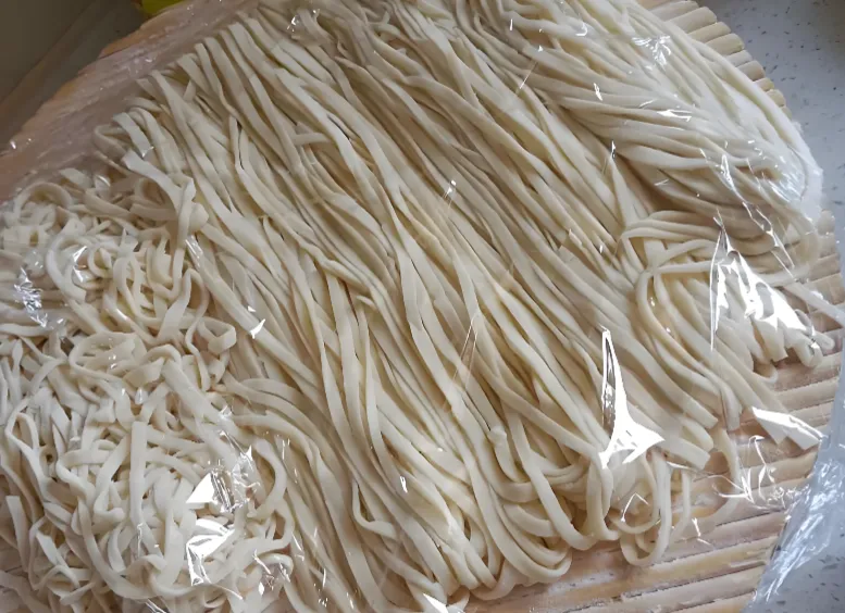 市场上卖的鲜面条,为什么都不会粘在一起?是添加了什么东西吗?