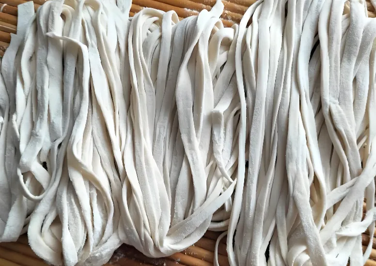 市场上卖的鲜面条,为什么都不会粘在一起?是添加了什么东西吗?