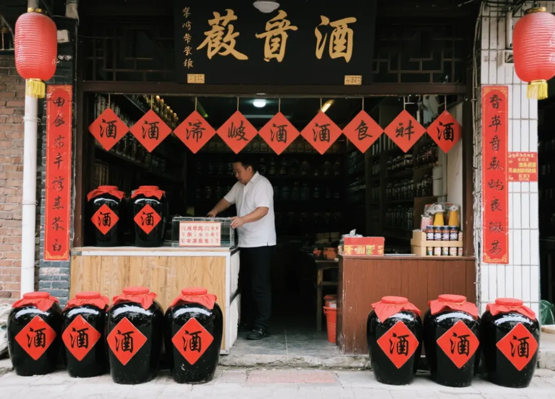 去包装、喝纯粮、按两买:千亿散酒市场,喝出了中国人的新活法