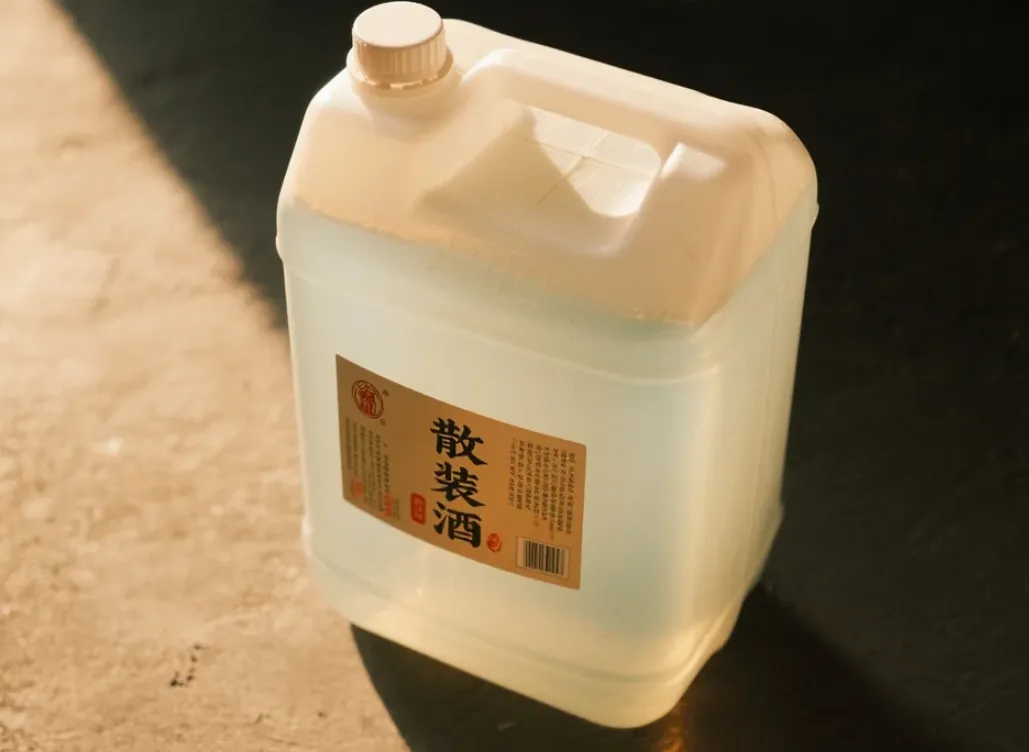 去包装、喝纯粮、按两买:千亿散酒市场,喝出了中国人的新活法