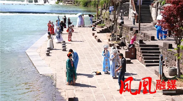 凤凰古城:服装租赁市场持续升温 五一假期有望迎来客流火爆