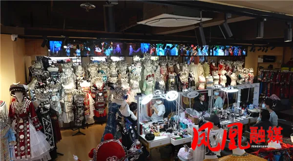 凤凰古城:服装租赁市场持续升温 五一假期有望迎来客流火爆