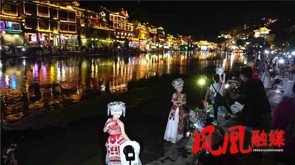 凤凰古城:服装租赁市场持续升温 五一假期有望迎来客流火爆